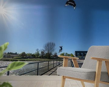 Kitesurfer springt über Brücke, Dranske