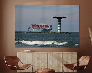 Containerschip op zee met loods naar de Maasvlakte van scheepskijkerhavenfotografie