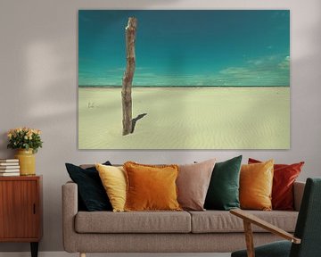 Houten paal op het strand van H.Remerie Photography and digital art