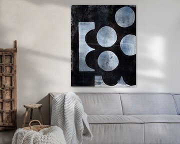 Abstrakte Landschaft mit Formen in Schwarz, Graublau und Weiß. von Dina Dankers