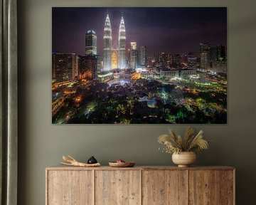 Machtige toren midden in Kuala Lumpur van Roy Poots