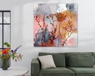 Peinture botanique abstraite de fleurs et de graminées en rose, jaune et bleu sur Dina Dankers