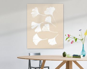 Ginkgo bladeren op licht beige. Moderne botanische minimalistische kunst. van Dina Dankers