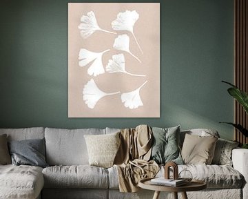Ginkgo bladeren op beige. Moderne botanische minimalistische kunst. van Dina Dankers
