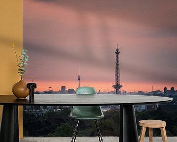 Berlijnse TV-toren en radiotoren bij zonsopgang van swc07