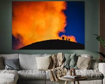 Nuages de fumée fumante provenant du volcan. sur Martijn Smeets