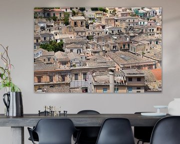 Idyllisch uitzicht op Italiaans stadje met grijze daken op heuvel van Studio LE-gals