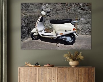 Witte klassieke Vespa scooter in de Italiaanse zon tegen stenen muur van Studio LE-gals