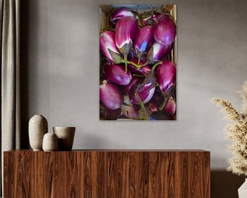 Felgekleurde paarse Aubergine in houten krat, van boven gefotografeerd van Studio LE-gals