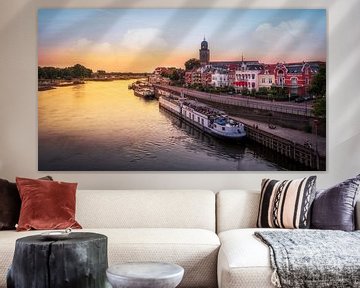 Zonnige zomeravond aan de IJssel in Deventer Overijssel Nederland.