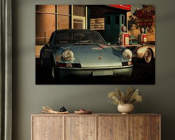 Porsche 911 bij een oud benzinestation