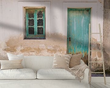 Alte blaue Tür mit Fensterrahmen in Griechenland