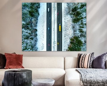 Autobahn durch eine verschneite Waldlandschaft von oben gesehen von Sjoerd van der Wal