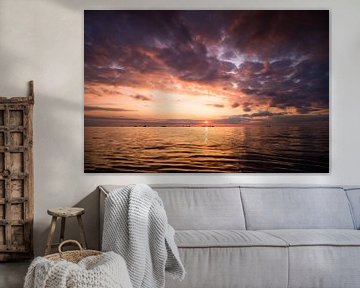 Kleurrijke zonsondergang op zee van Jan Georg Meijer