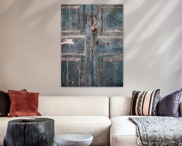 Nahaufnahme der alten blauen Tür von Art By Dominic