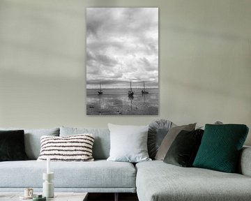 Boote auf dem Wattenmeer Ameland in Schwarz-Weiß und im Hochformat von R Smallenbroek