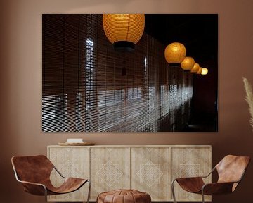 Sfeervolle lampionsen bamboe raamdecoratie in een Japanse woning van Lieven Tomme