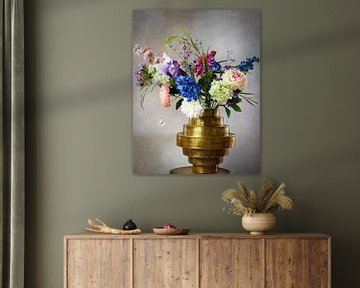 Stilleven: Gouden vaas met kleurrijk boeket droogbloemen