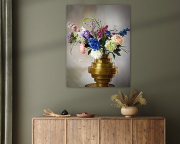Stilleven: Gouden vaas met kleurrijk boeket droogbloemen van Marjolein van Middelkoop