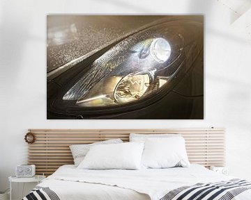 Porsche koplamp met waterdruppels van Rob Boon
