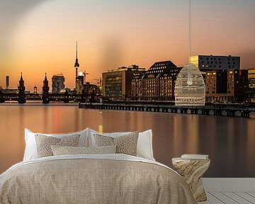 Berlijnse skyline aan de Spree bij zonsondergang