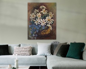 Nature morte avec des marguerites et des fleurs bleues dans un panier. sur Galerie Ringoot