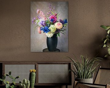 Nature morte Bouquet coloré dans un vase sur Marjolein van Middelkoop
