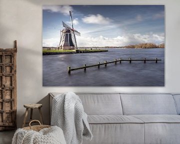 Traditionele windmolen aan meer in Groningen