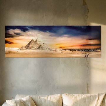 Die Pyramiden von Gizeh  vor einem surrealen Abendhimmel von Günter Albers