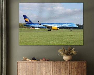 Icelandair Boeing 757 met 80 years of Aviation livery. van Jaap van den Berg