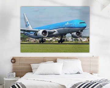 KLM Boeing 777-300 (PH-BVN) bijna geland. van Jaap van den Berg