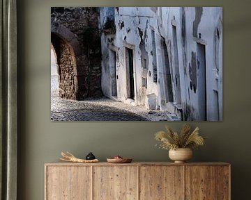 Mooi steegje met poort in Estremoz