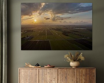 Zonsondergang boven Fries polderlandschap van Paul Veen