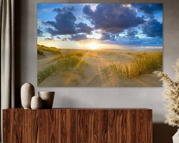 Coucher de soleil sur la plage de Texel avec des dunes de sable au premier plan sur Sjoerd van der Wal Photographie