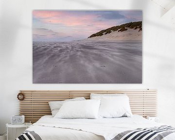 Staubiger Sand am Strand mit rosa Himmel von Paul Veen