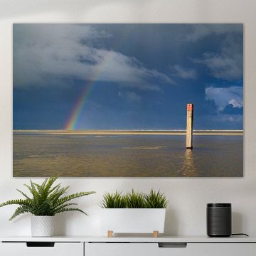 Arc-en-ciel à la plage sur l'île de Texel dans la région de la mer des Wadden