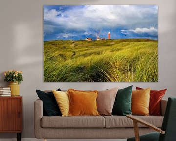 Texel-Leuchtturm in den Dünen mit stürmischem Himmel darüber von Sjoerd van der Wal