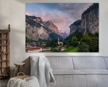 Lauterbrunnen bij zonsondergang van Marcel Tuit