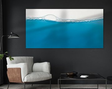 blauw water by Guido Akster