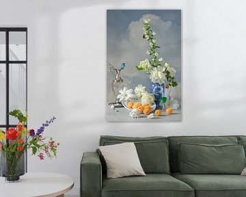 Stilleven ‘Witte bloemen, Delftsblauw en abrikozen’ van Willy Sengers