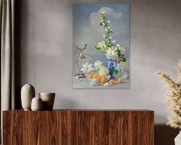 Stilleven ‘Witte bloemen, Delftsblauw en abrikozen’