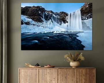 Skogafoss-Wasserfall in einer Winterlandschaft (Island) von Martijn Smeets