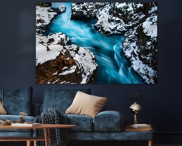 Helder blauw water in winters Hraunfossar (IJsland) van Martijn Smeets