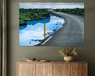Kronkelweg door de Blue Lagoon (IJsland) van Martijn Smeets