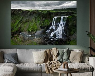 De met mos omringde Fagrifoss waterval (IJsland)