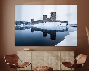 Schloss Olavinlinna in einer verschneiten Winterlandschaft von Martijn Smeets