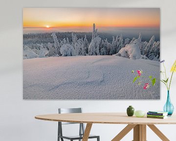 Blick auf Sonnenuntergang und Winterlandschaft