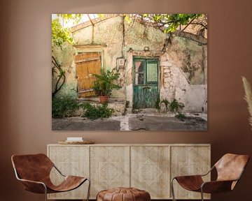 Alte grüne Tür mit Fensterladen in Griechenland von Art By Dominic