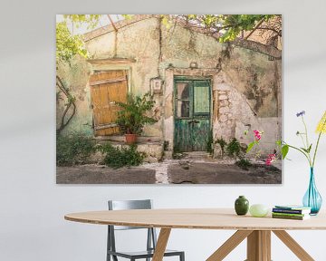 Vieille porte verte avec volet de fenêtre en Grèce sur Art By Dominic