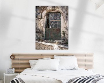 Alte rostige Klostertür in Griechenland